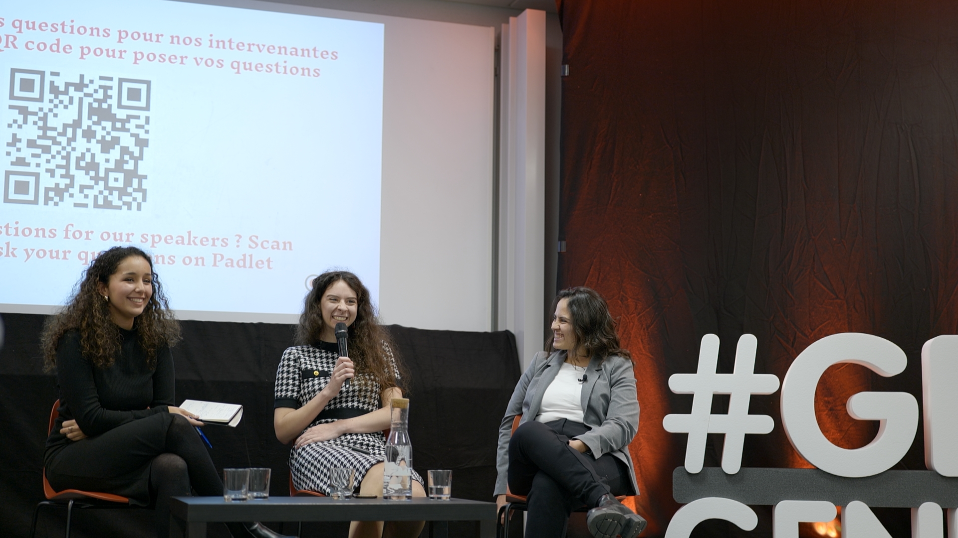 3 jeunes femmes qui discutent